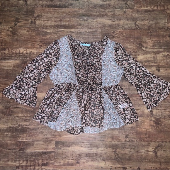 Floral Button-Down Flare-Sleeve Blouse - Picture 2 of 4